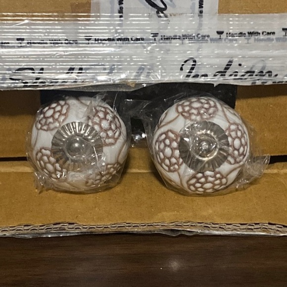 India Shelf White/Brown Etched Ceramic Pull Handle Knob Set of 2 Handcrafted - Picture 1 of 2